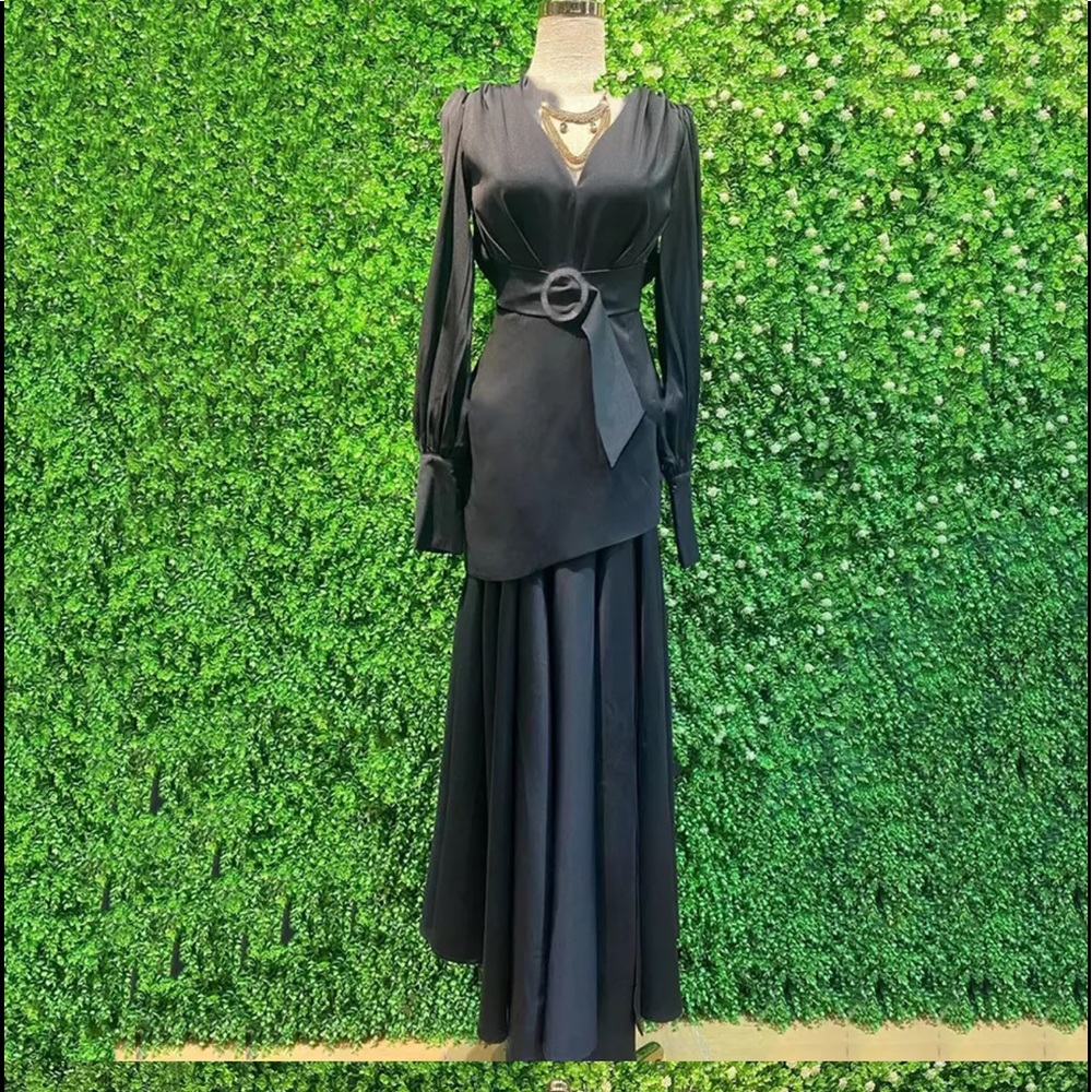 Elegant dress brand new size L but it’s not stratchy with diamonds belt